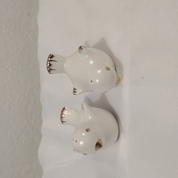 White porcelain salt and pepper shaker birds with gold beak & wing tips set of 2 - Picture 8 of 9